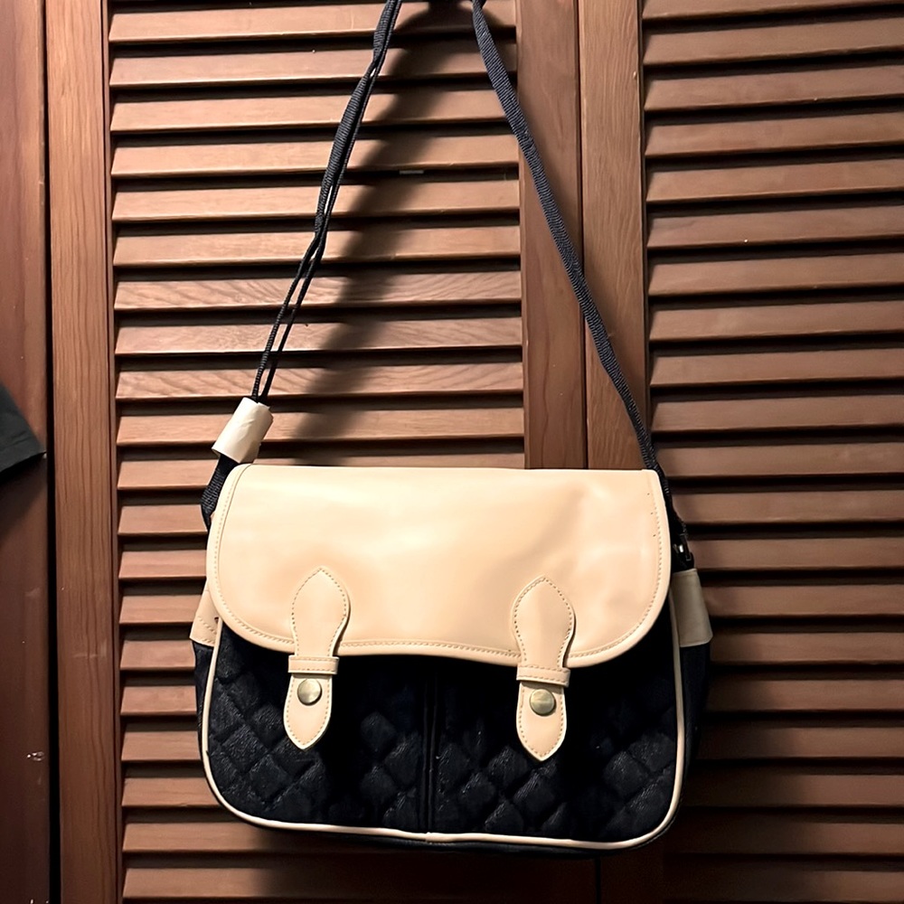 Quilted field bag with contrast trim